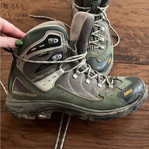 Women’s hiking boots